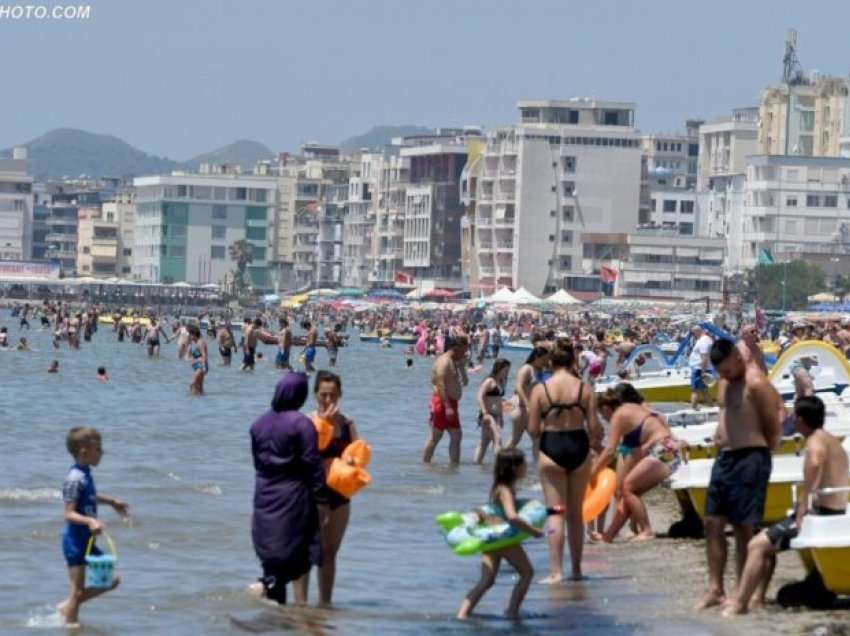 Po ankohen për çmimet e larta, por ky vikend ishte i mbushur me pushues në plazhin e Durrësit