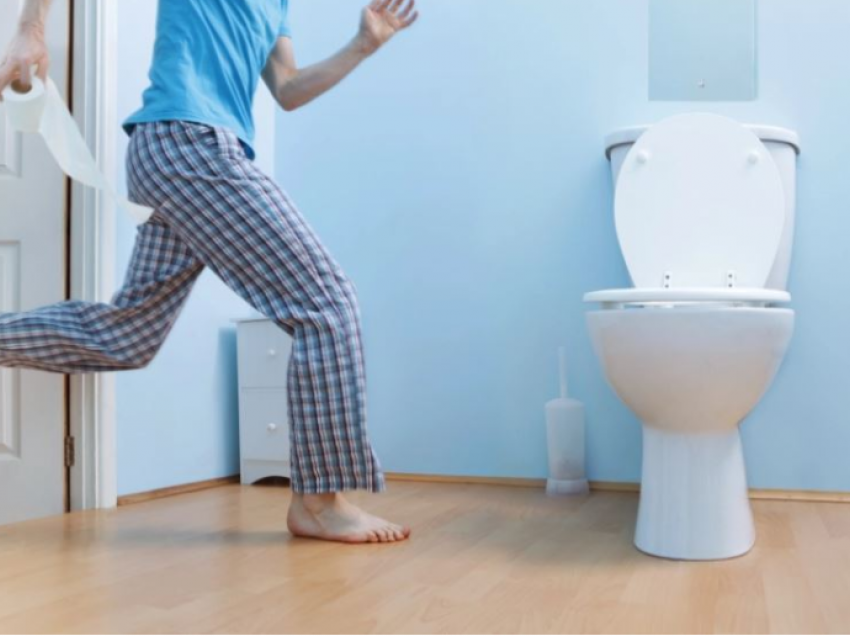 Urologët tregojnë pse djemtë duhet të mësohen të urinojnë ulur