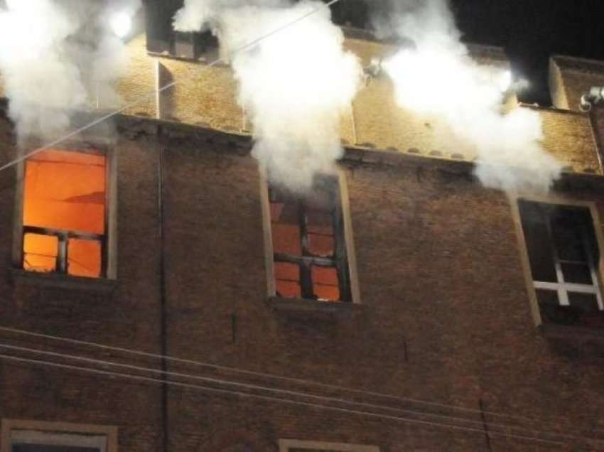 Apartamenti përfshihet nga flakët në Vlorë, momenti kur ndërhyjnë zjarrfikësit