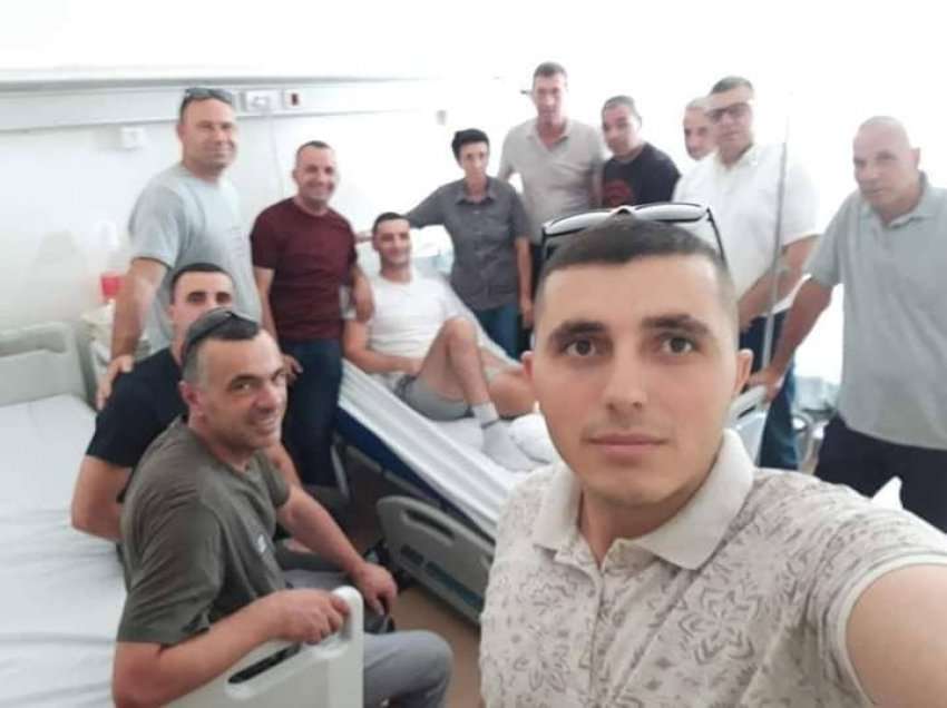 Policët vizitojnë kolegun që u plagos në Skenderaj