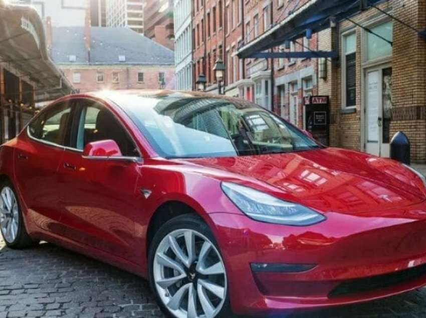 Veçoria e re në makinat Tesla, mund të skanojnë rrugën për gropa të mundshme
