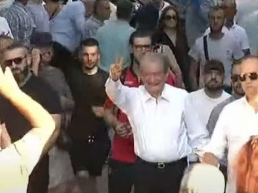 Sali Berisha mbërrin në selinë blu para nisjes së protestës