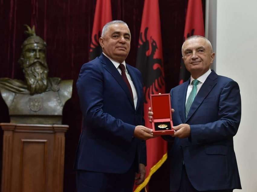 Presidenti i Shqipërisë, Ilir Meta, dekoron me titullin “Kalorës i urdhrit të flamurit” presidentin e FC Prishtinës, Remzi Ejupi 