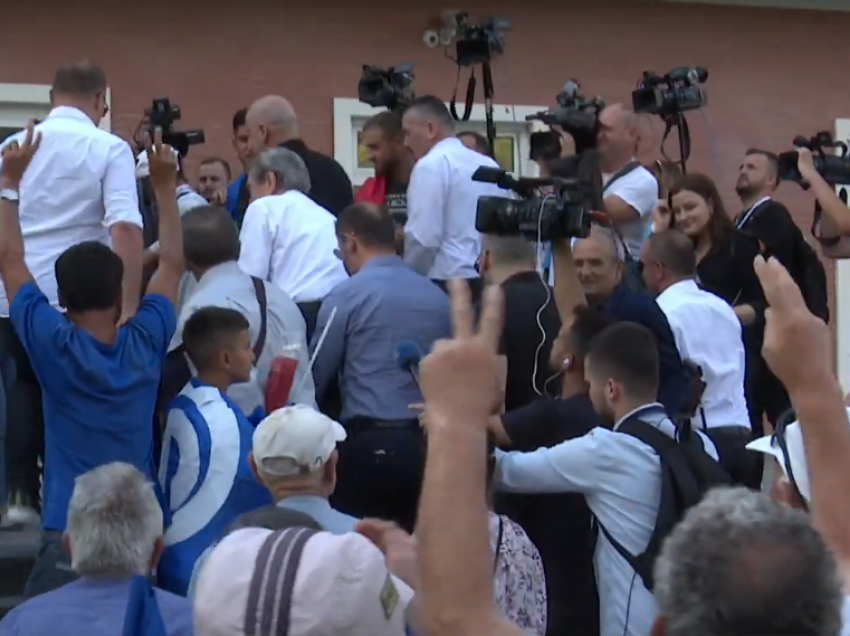 Sali Berisha arrin në seli, pritet me ovacione nga protestuesit 