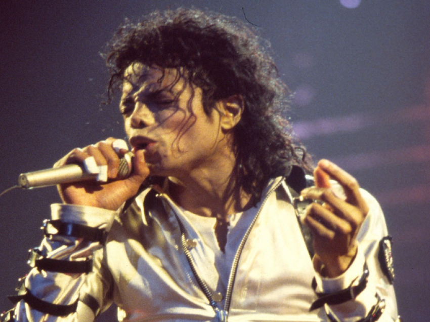 Akuzohet për falsifikimin e zërit, hiqen nga transmetimi tre këngët e Michael Jackson