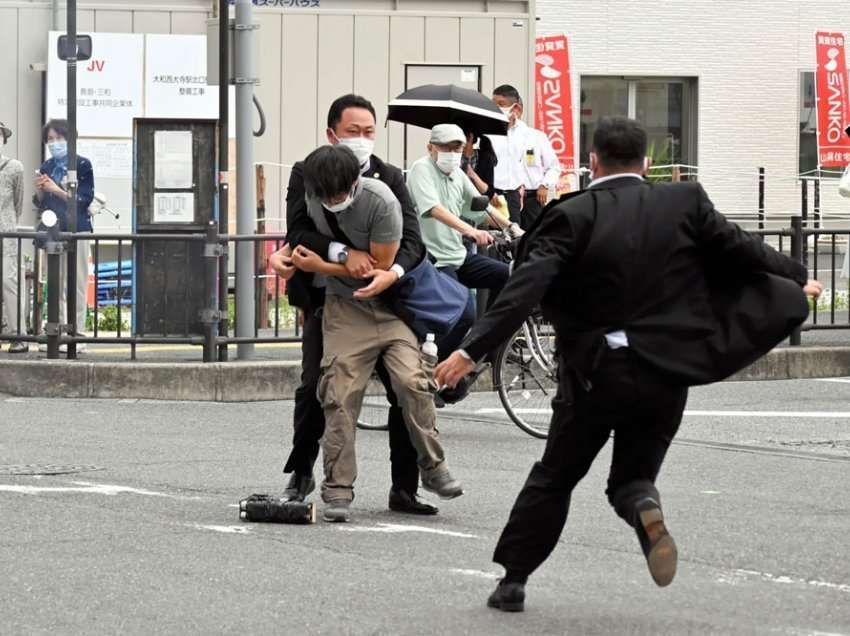 Flet dëshmitari që pa ngjarjen me sy, tregon si ndodhi vrasja e ish-kryeministrit japonez