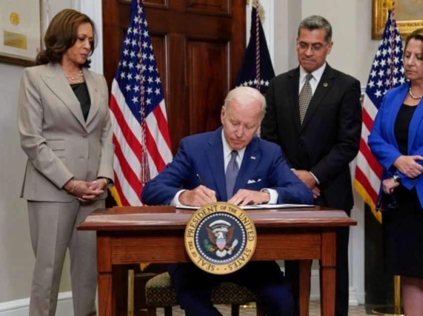 Presidenti Biden nënshkruan urdhër ekzekutiv për mbrojtjen e qasjes ndaj abortit