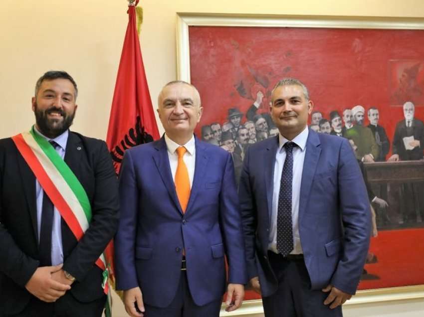 Presidenti Meta pret në takim dy zyrtarë të Bashkisë Arbëreshe: T’i ndihmojmë për të ruajtur identitetin kombëtar