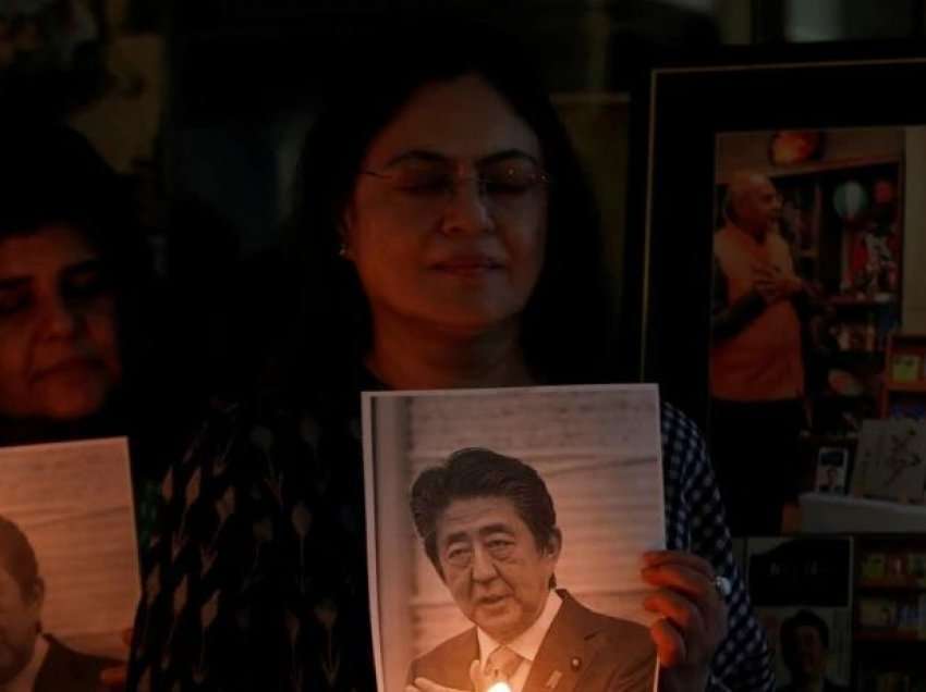 Japonezët në zi për ish-kryeministrin Shinzo Abe 