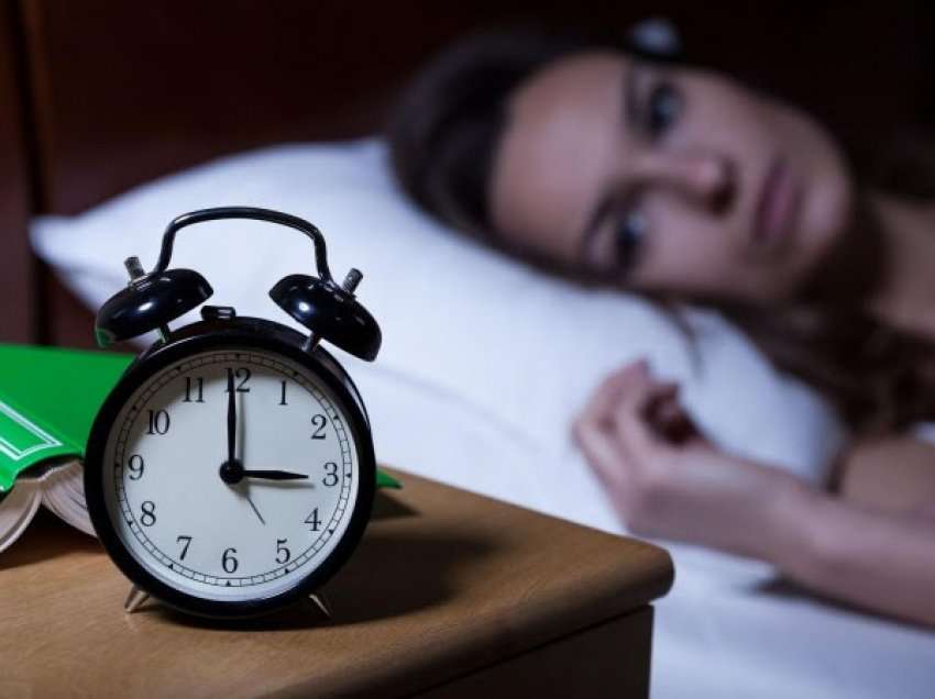 ​A e penalizon gjumin stresi apo e favorizon atë?