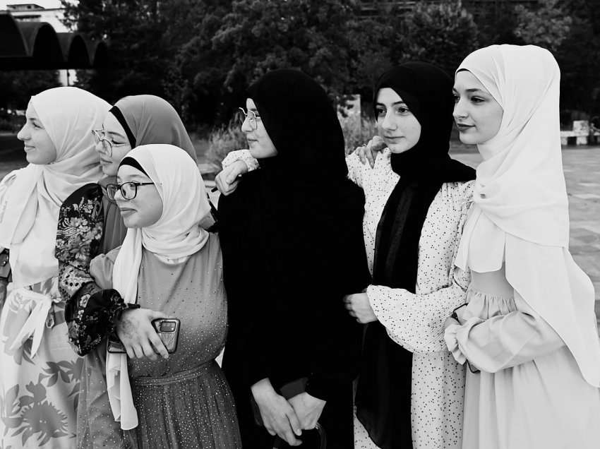 Ben Blushi flet për islamin e ri në Tiranë: Kështu më përgjigjen vajzat e reja muslimane kur u bëj foto