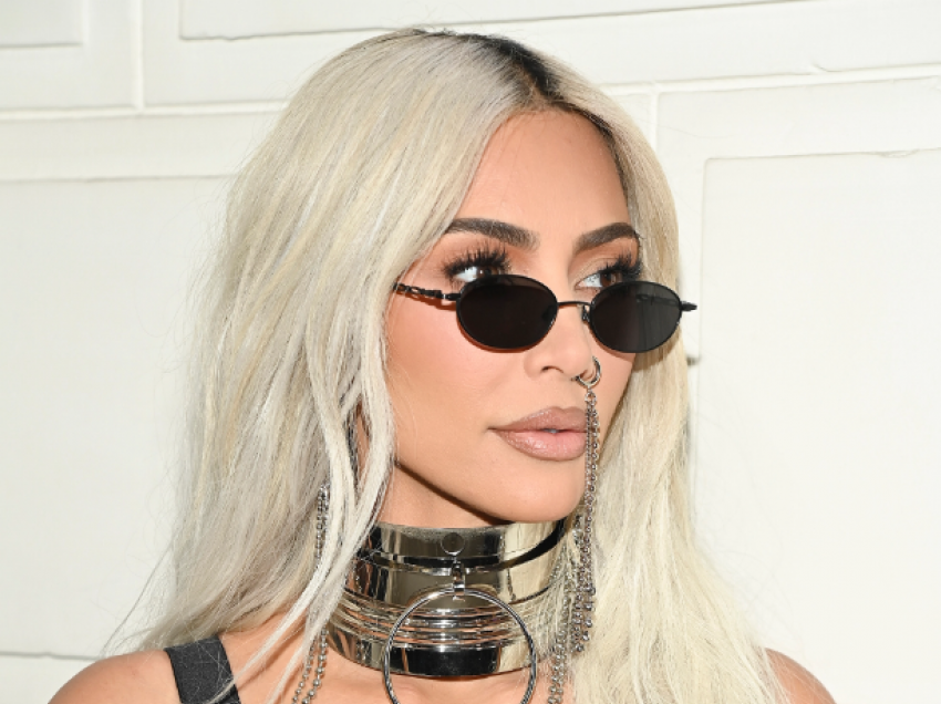 Kim Kardashian pretendon se ka bërë vetëm botox por mjekët nxjerrin zbuluar manjatin e bukurisë