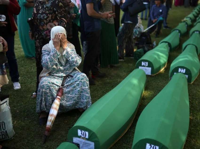 Mijëra njerëz mblidhen për të shënuar masakrën e Srebrenicës, varrosen 50 viktima
