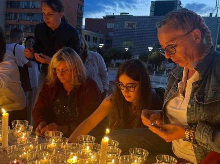 ​Para Teatrit Kombëtar në kryeqytet, ndizen qirinj në 27-vjetorin e masakrës së Srebrenicës