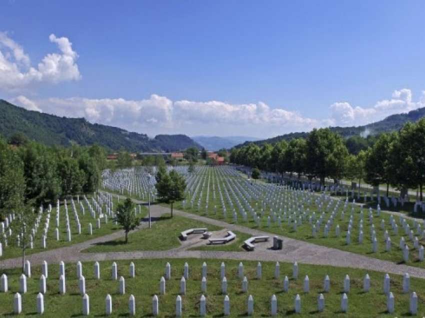 ​27 vjet nga masakra e Srebrenicës