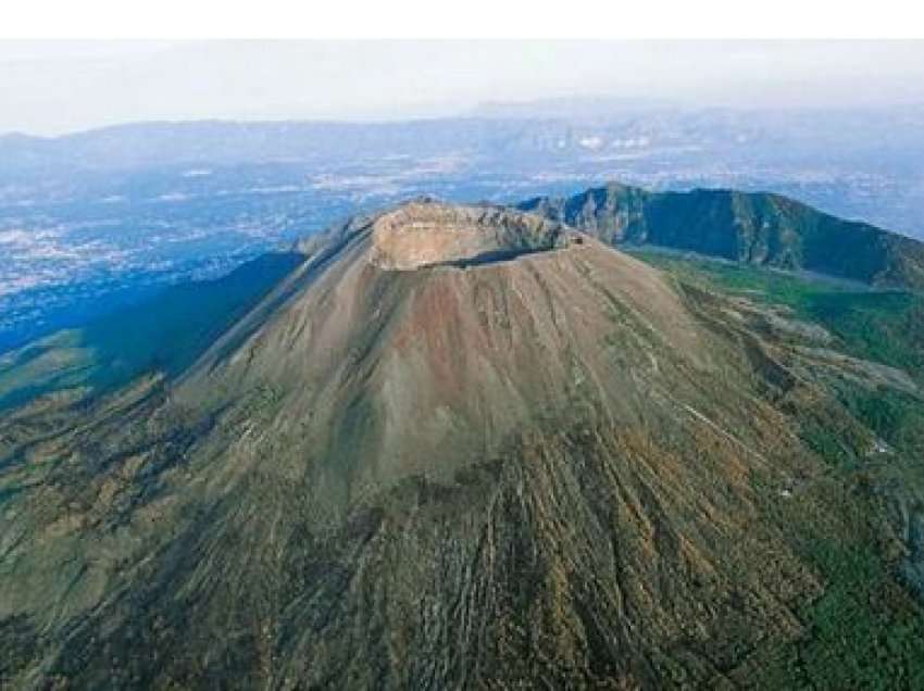 Turisti amerikan bie në kraterin e vullkanit Vezuv duke bërë ‘selfie’ në Itali 
