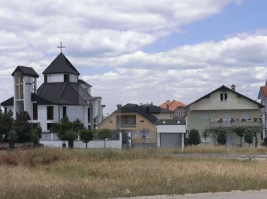 Rreth 250 shtëpi të mbyllura në fshatin e Vitisë, banorët lëshuan Kosovën