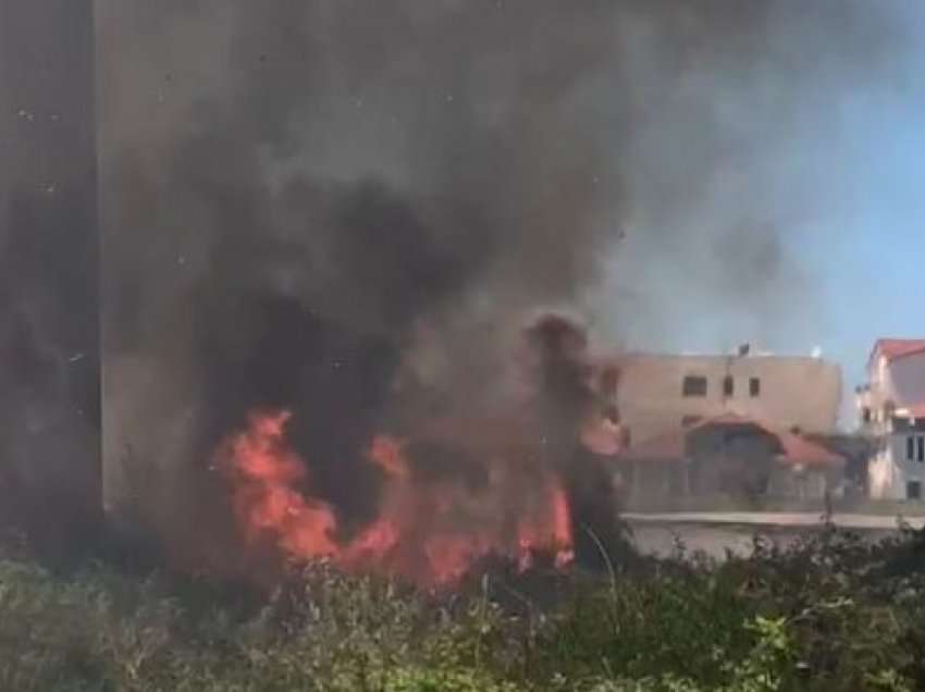 Del jashtë kontrollit zjarri në Kavajë, merr flakë ish-fabrika e qelqit, rrezikohen disa banesa