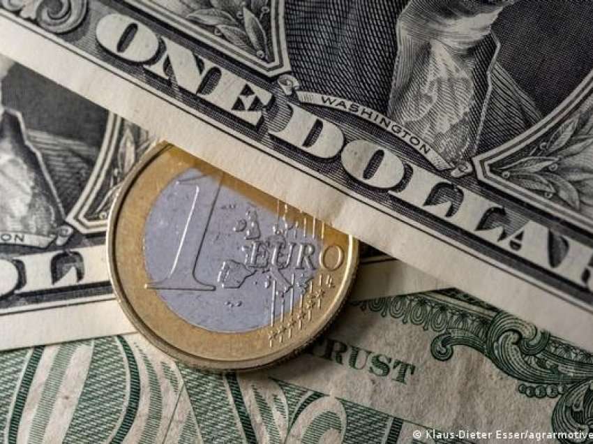 Euro bie drejt barazimit me dollarin