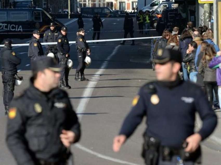 Arrestohen 11 shqiptarë në Spanjë, policia u gjen 3 “shtëpi bari”! Sekuestrohen bimë, sytha dhe hashash i bërë gati