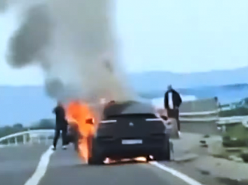 Shpërthen në flakë makina në ecje në aksin Fier-Vlorë