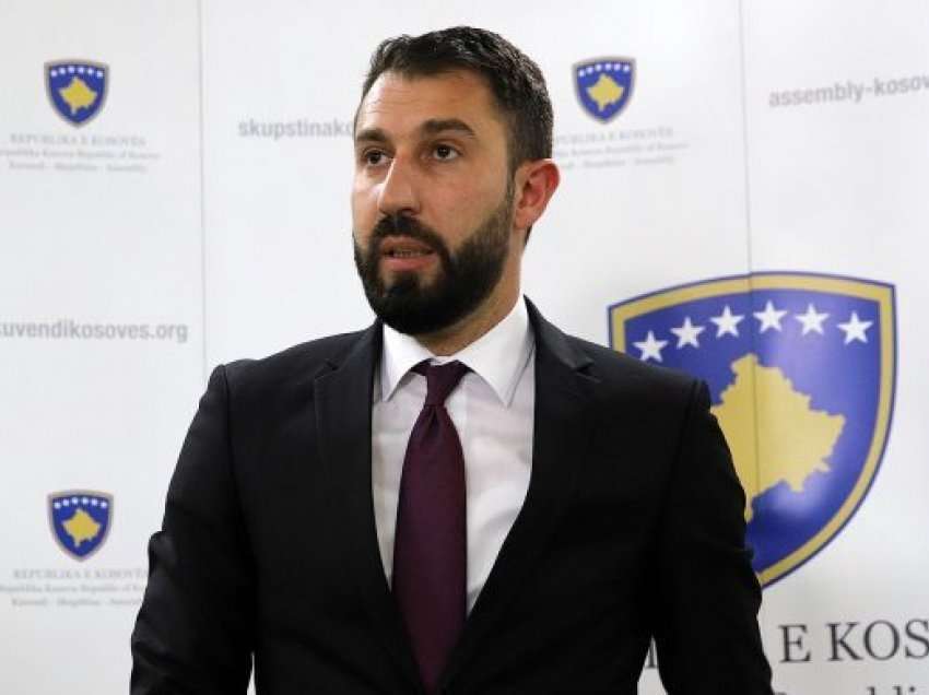 Ministri Krasniqi reagon pas emërimit të burrit të Albulena Haxhiut si këshilltar