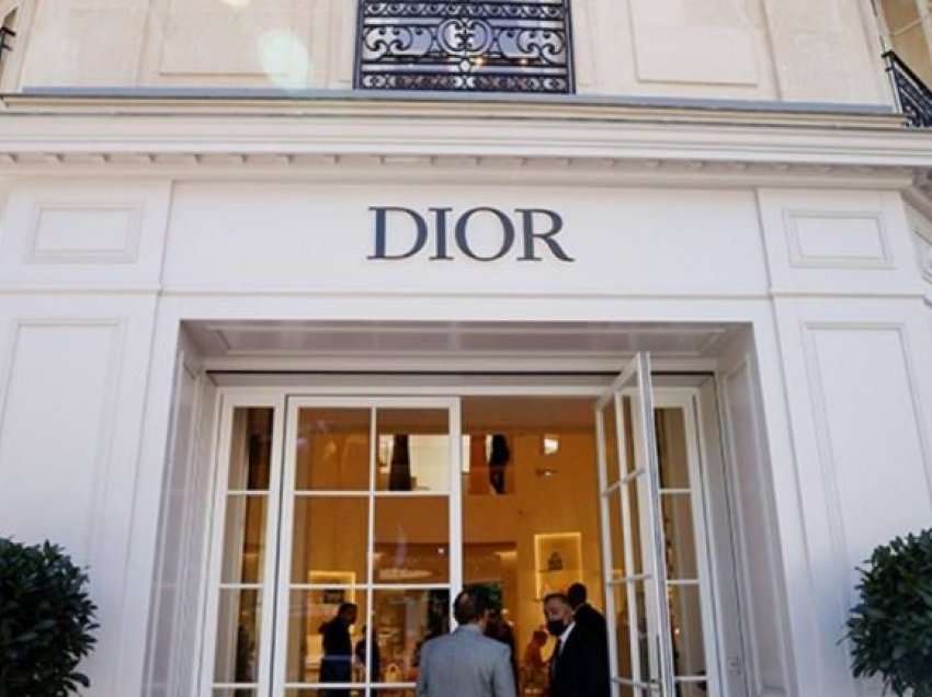 Rënia e euros, turistët amerikanë vërshojnë në dyqanet firmato të Parisit