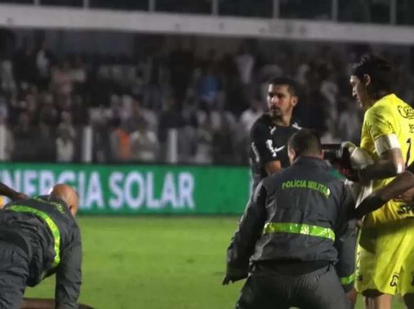 Çmenduri në Brazil; tifozi i Santos-it sulmon portierin kundërshtar