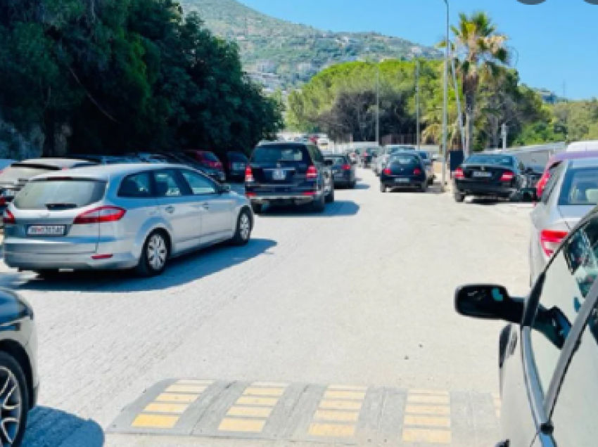 E diel në plazh, trafik i rënduar në qytetin e Vlorës