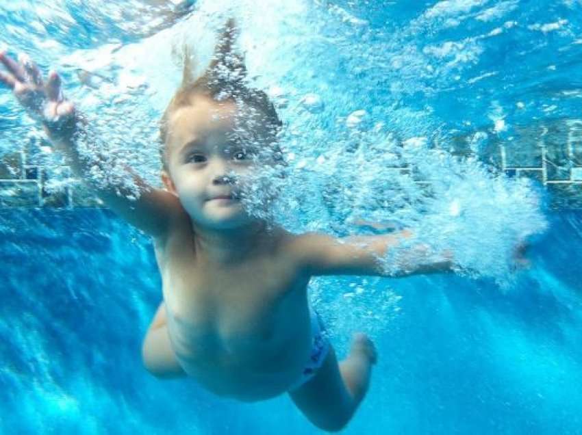 Sa muajsh mund të lahet një fëmijë në det