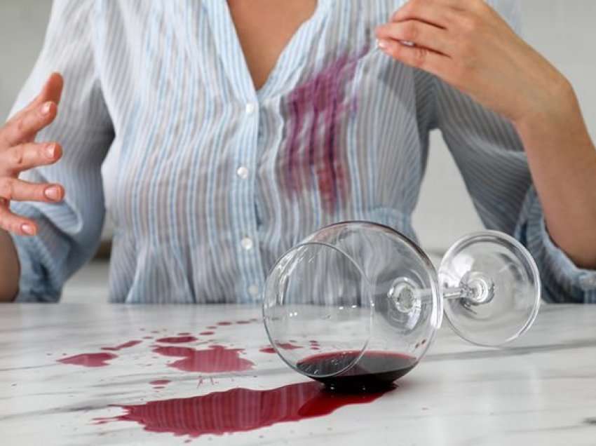 Katër mënyra për t’i hequr njollat e verës së kuqe
