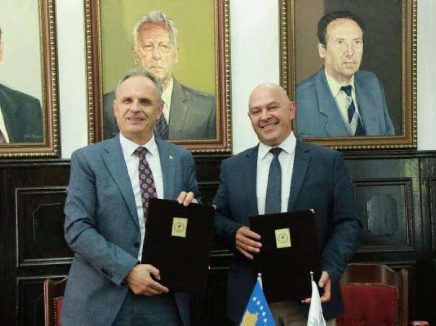 ​Universiteti i Prishtinës dhe Komuna e Gjakovës nënshkruajnë marrëveshje bashkëpunimi, përfitojnë studentët