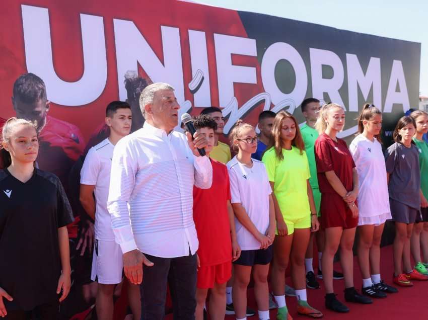 “Uniforma Ime” shkon në Korçë, Nuriu: Projekt që mbështet të gjithë fëmijët!