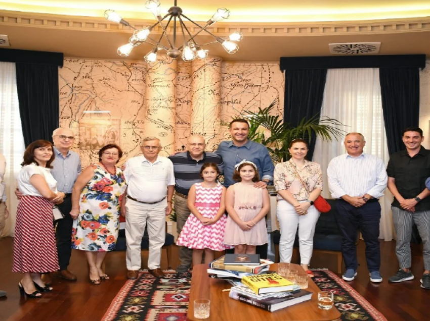 Mjeku Tritan Kalo merr urimin dhe vlerësimin në 66 vjetorin e lindjes, Veliaj: Mirënjohje në emër të qytetit të Tiranës për kontributin e jashtëzakonshëm