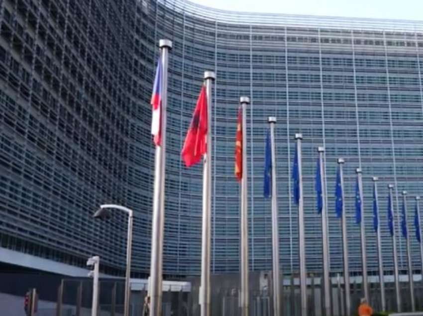 Shqipëria “hyn” në BE, flamuri kuq e zi valon midis Brukselit 