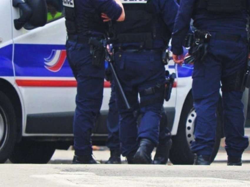 Shqiptari përleshet me dy persona dhe policin francez, u nxjerr thikën në mes qytetit