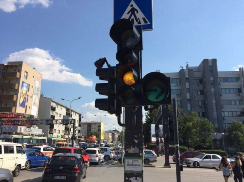 Kujdes, kamerat në semaforët e Prishtinës jua matin shpejtësinë!
