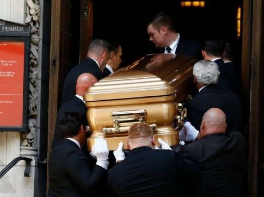 Vdiq tragjikisht, i jepet lamtumira e fundit Ivana Trumpit