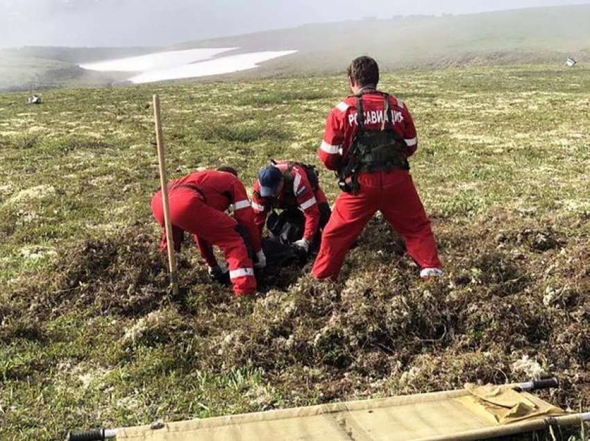 Tre turistë vdesin nga rrëzimi i helikopterit, kufomat ua hanë arinjtë e murrmë