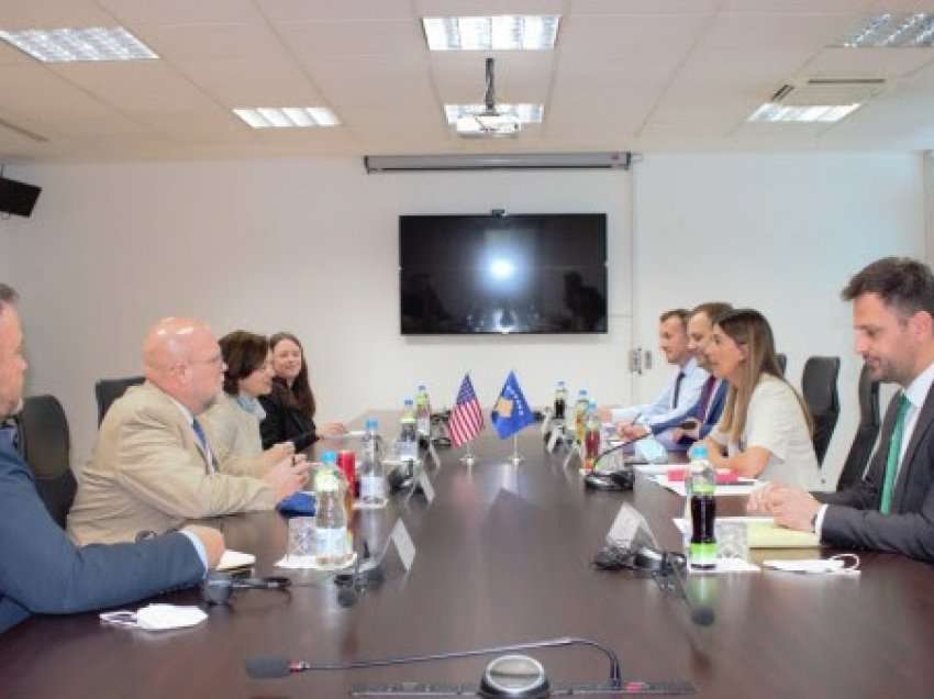 ​Ministrja Haxhiu takohet me zv. ndihmës Sekretaren e SHBA në Byronë Ndërkombëtare të Narkotikeve dhe Zbatimit të Ligjit Johnson