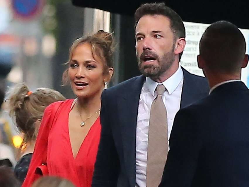 Jennifer Lopez duket e mahnitshme e veshur në të kuqe gjatë muajit të mjaltit me Ben Affleck