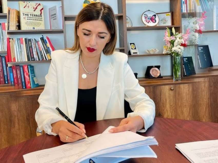 ​Ministrja Haxhiu nënshkrun vendimin për zbritjen e çmimeve për shërbimet noteriale