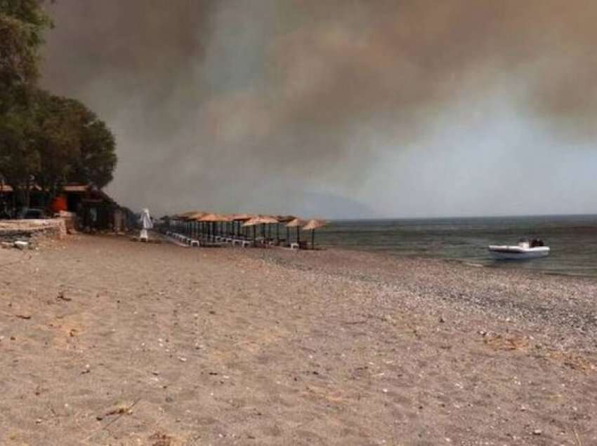 Fshati pushtohet nga zjarri, momenti kur gazetari hidhet në det për t’i shpëtuar flakëve