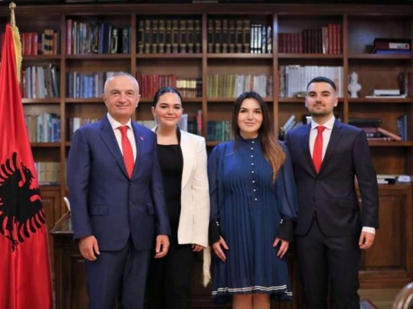 Dita e fundit si President! Ilir Meta mesazh shqiptarëve në krah të tre fëmijëve: Uroj më të mirën për kombin tonë!