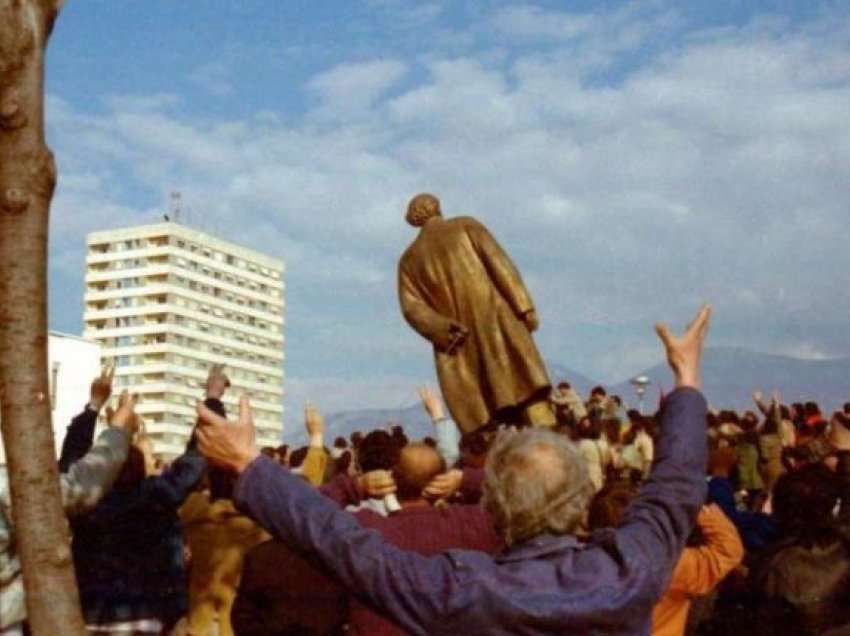 Relacioni sekret: “Gjovalin Papleka me sëpatë dhe Sokol Drrasati me dinamit, rrëzuan bustin e Enver Hoxhës dhe…”