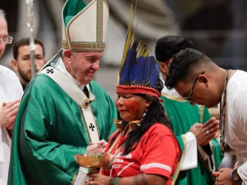 Papa mbërrin në Kanada në turneun e “pendimit” për abuzimin me popullatën indigjene