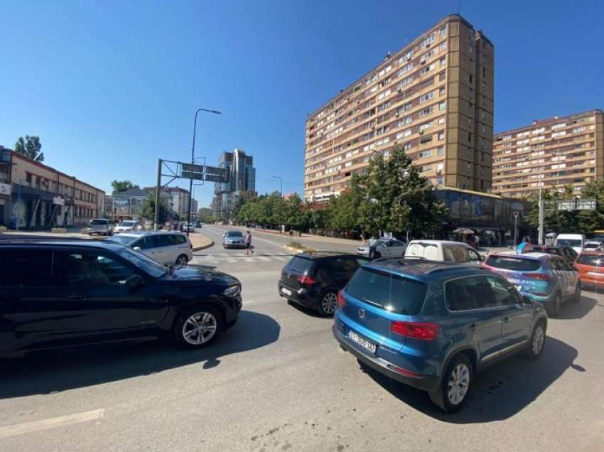 Kaos në Prishtinë, kolona të gjata pas bllokimit të disa rrugëve