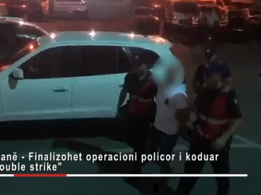 Snajper, pistoleta dhe dokument policie në makinë, momenti i arrestimit të dy personave në Tiranë