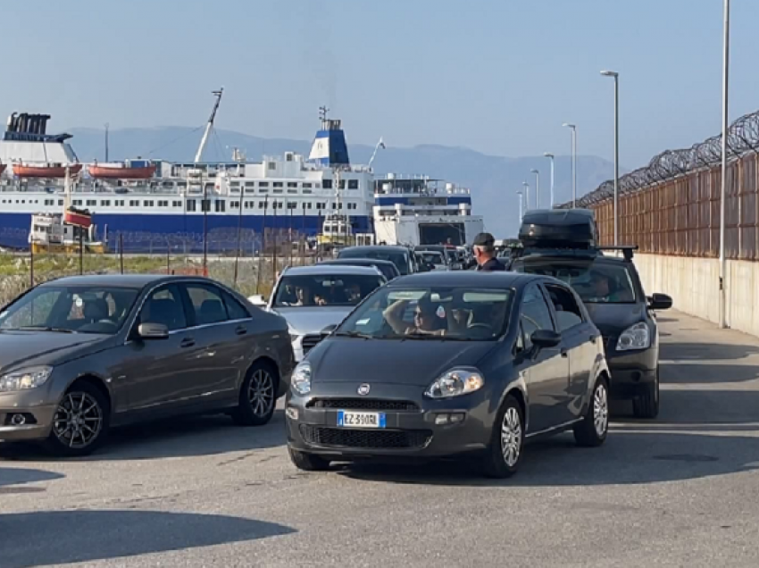 Vlorë, fluks nga Italia/ Sot nga Brindisi erdhën mbi 2 mijë pasagjerë dhe 300 automjete