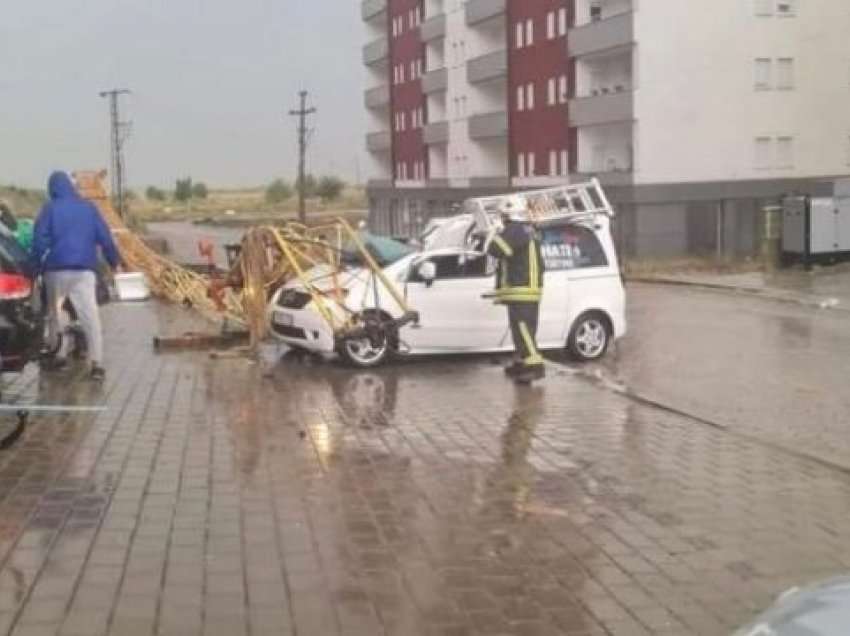 Tre të lënduar nga rrëzimi i kranit në Gjilan që ra mbi veturën që po lëvizte